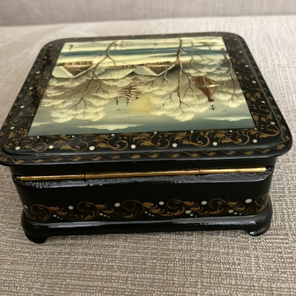 Rare Vtg USSR Russian FEDOSKINO Hand Painted Lacquer Wooden Box Signed by Artist - Picture 9 of 9